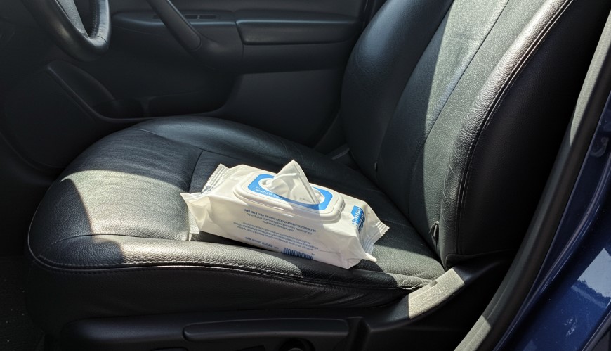 Pakovanje vlažnih maramica na sedištu automobila