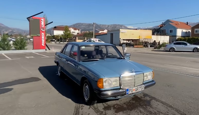 Stari plavi Mercedes, parkiran pored puta