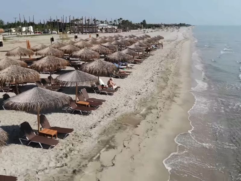 Prikaz plaže i ležaljki u Paraliji